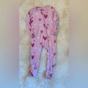 KYTE BABY ZIPPERED FOOTIE IN CREPE HEARTS